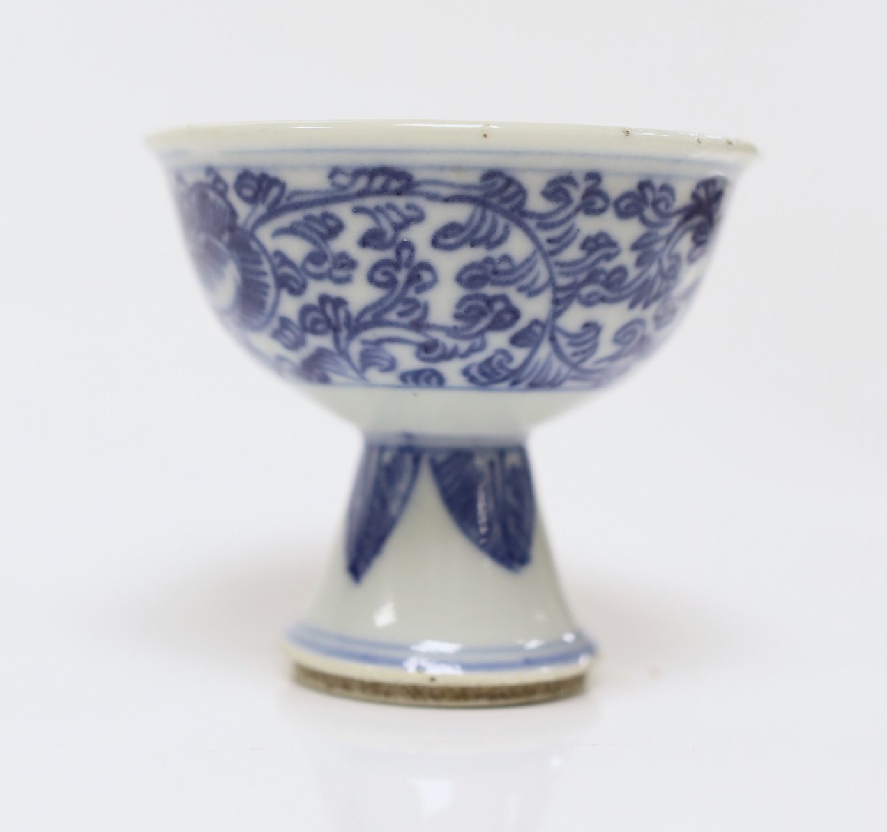 An 18th century Chinese blue and white stem cup, 7.5cms high